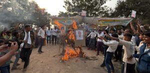 मुख्यमंत्री व विधायक खंडेलवाल का पुतला फूंका, की नारेबाजी  बनास बचाओ आंदोलन- चांदगढ़ में 30 दिनों से जारी धरना