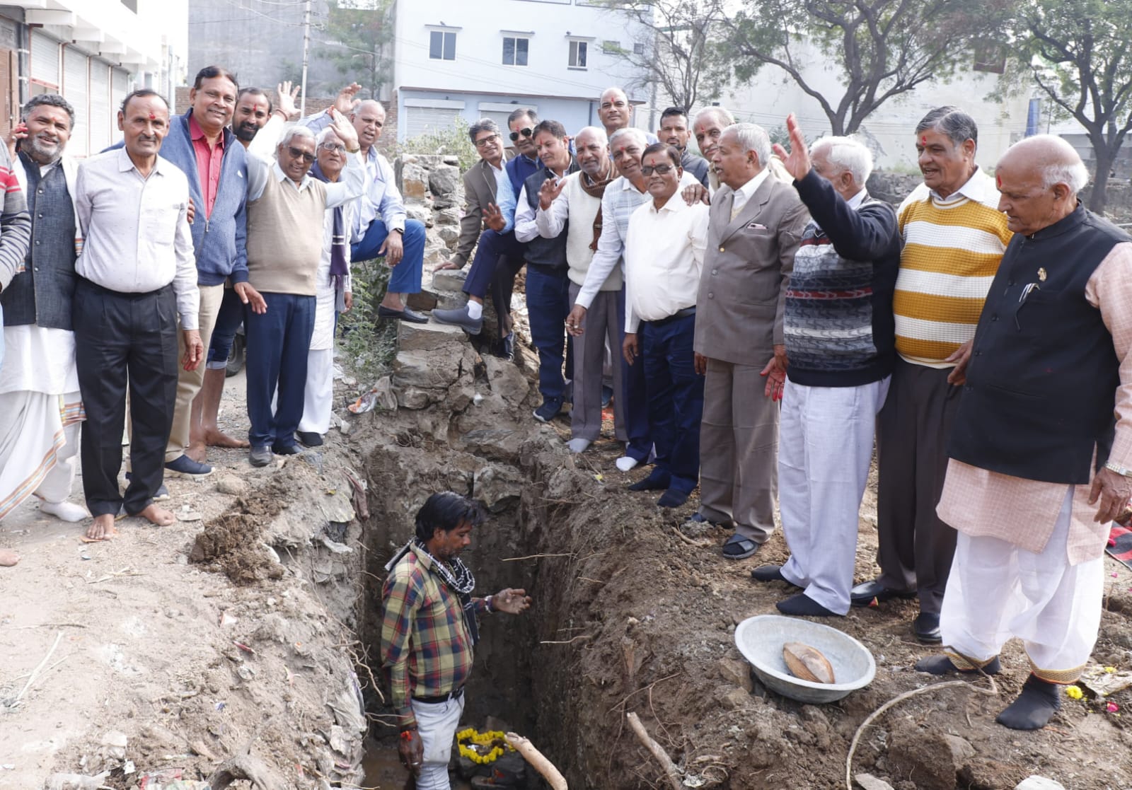 चारभुजा मंदिर के भूखंड पर चार दीवारी निर्माण के लिए भूमि पूजन का आयोजन किया 