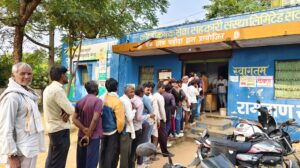 यूरिया खाद के लिए लगी किसानों की कतारें 