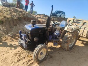 बनास नदी नाके पर खडे ट्रैक्टर में आग  अज्ञात कारणों, शोर्ट सर्किट व चांदगढ़ धरना वालो पर शंका