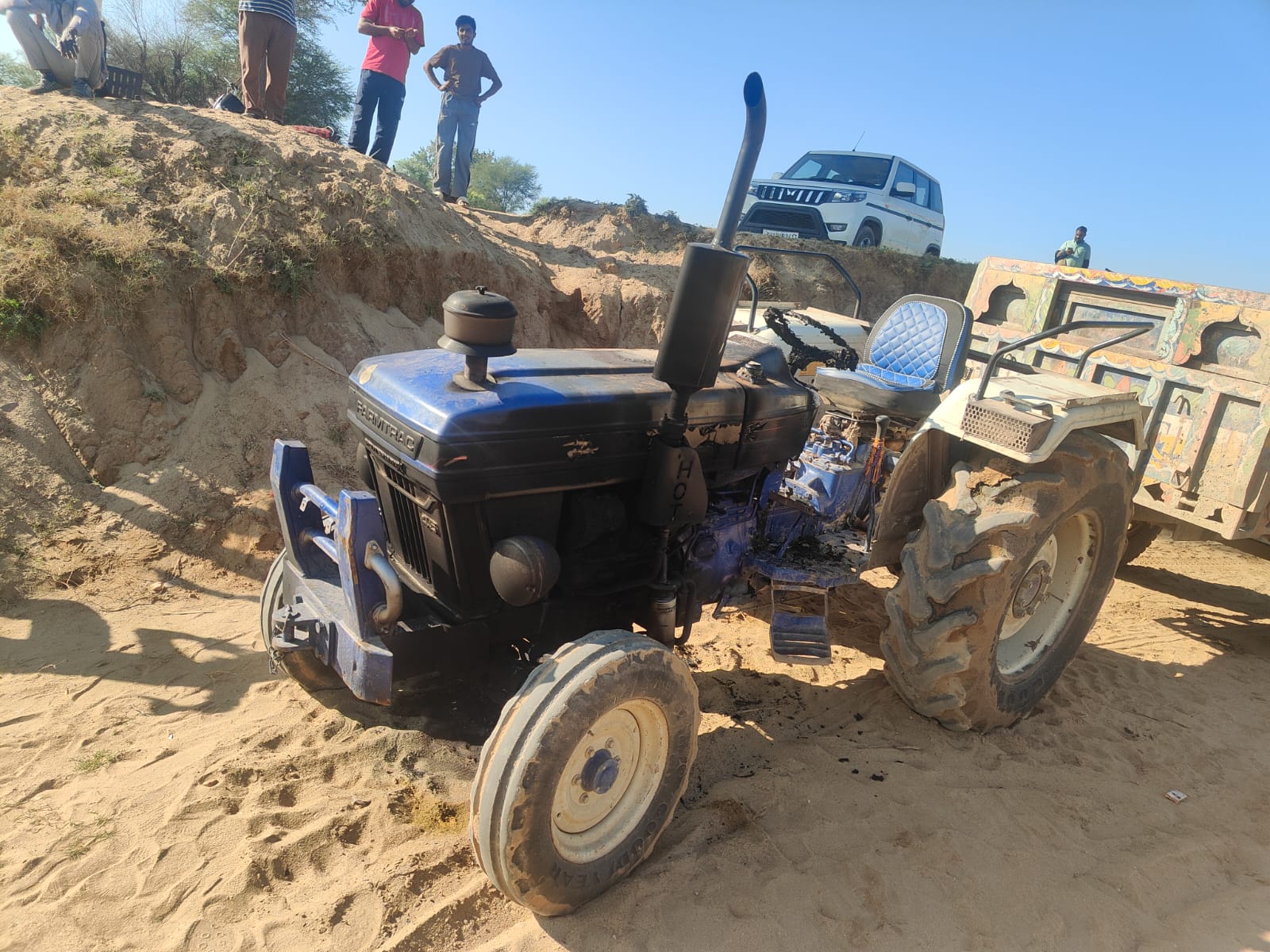 बनास नदी नाके पर खडे ट्रैक्टर में आग  अज्ञात कारणों, शोर्ट सर्किट व चांदगढ़ धरना वालो पर शंका